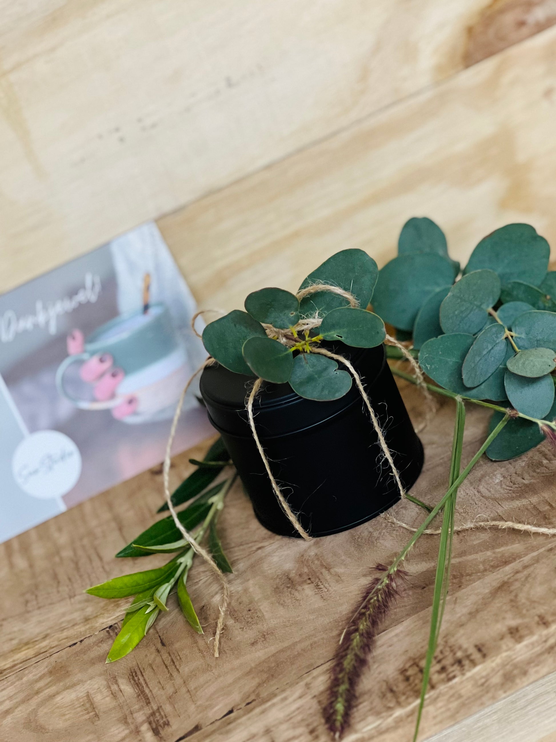 Sus.Studio-geurkaars-metbloemen-7