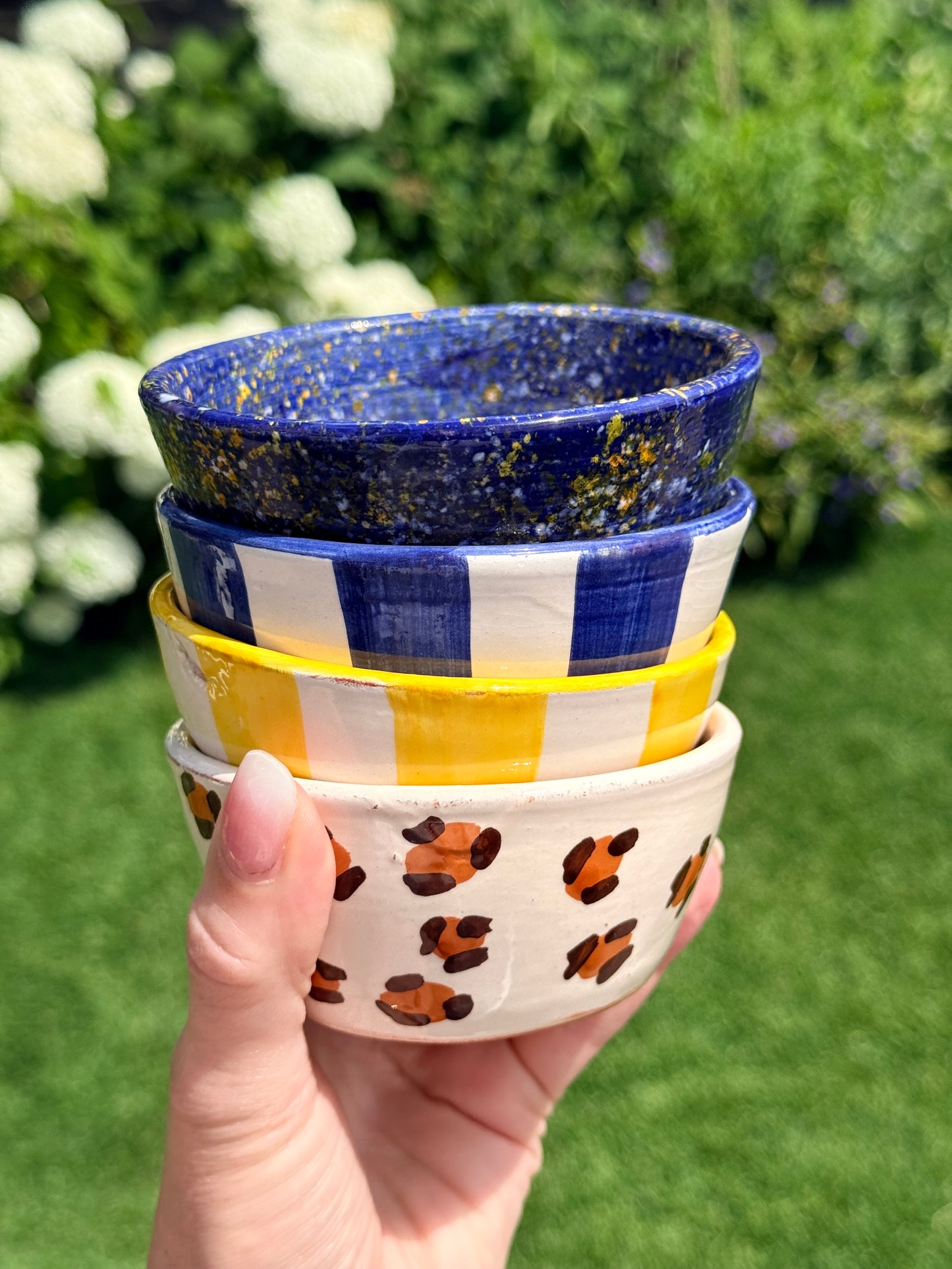 Sus.Studio_gekleurd_keramiek_servies_blauw_geel_wit_streep_spetter202