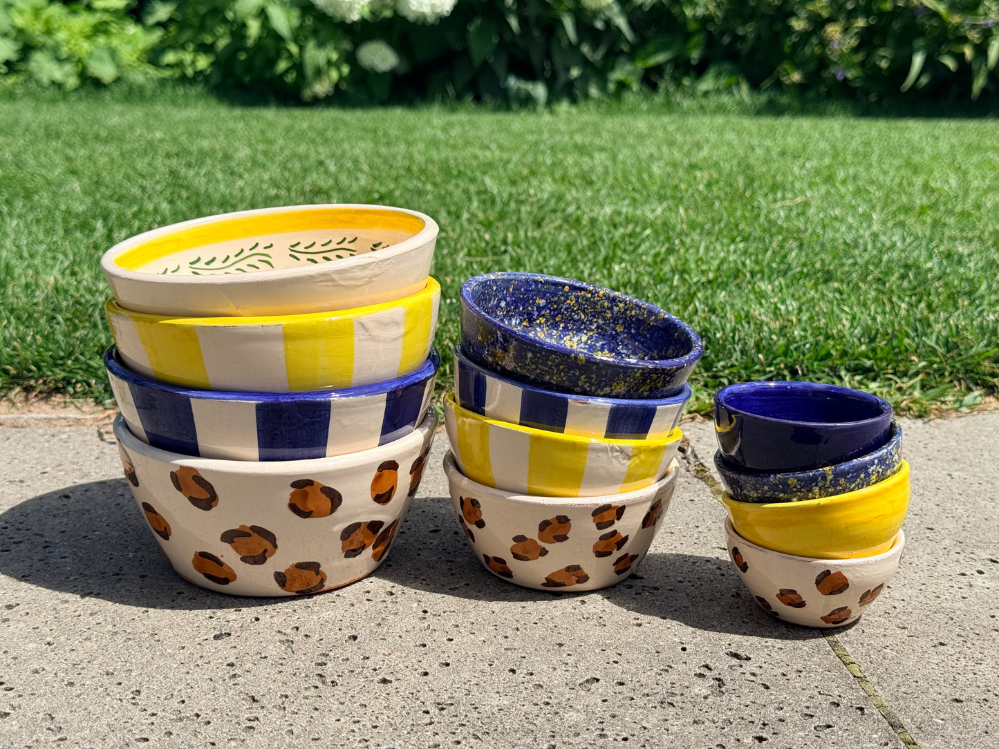 Sus.Studio_gekleurd_keramiek_servies_blauw_geel_wit_streep_spetter204