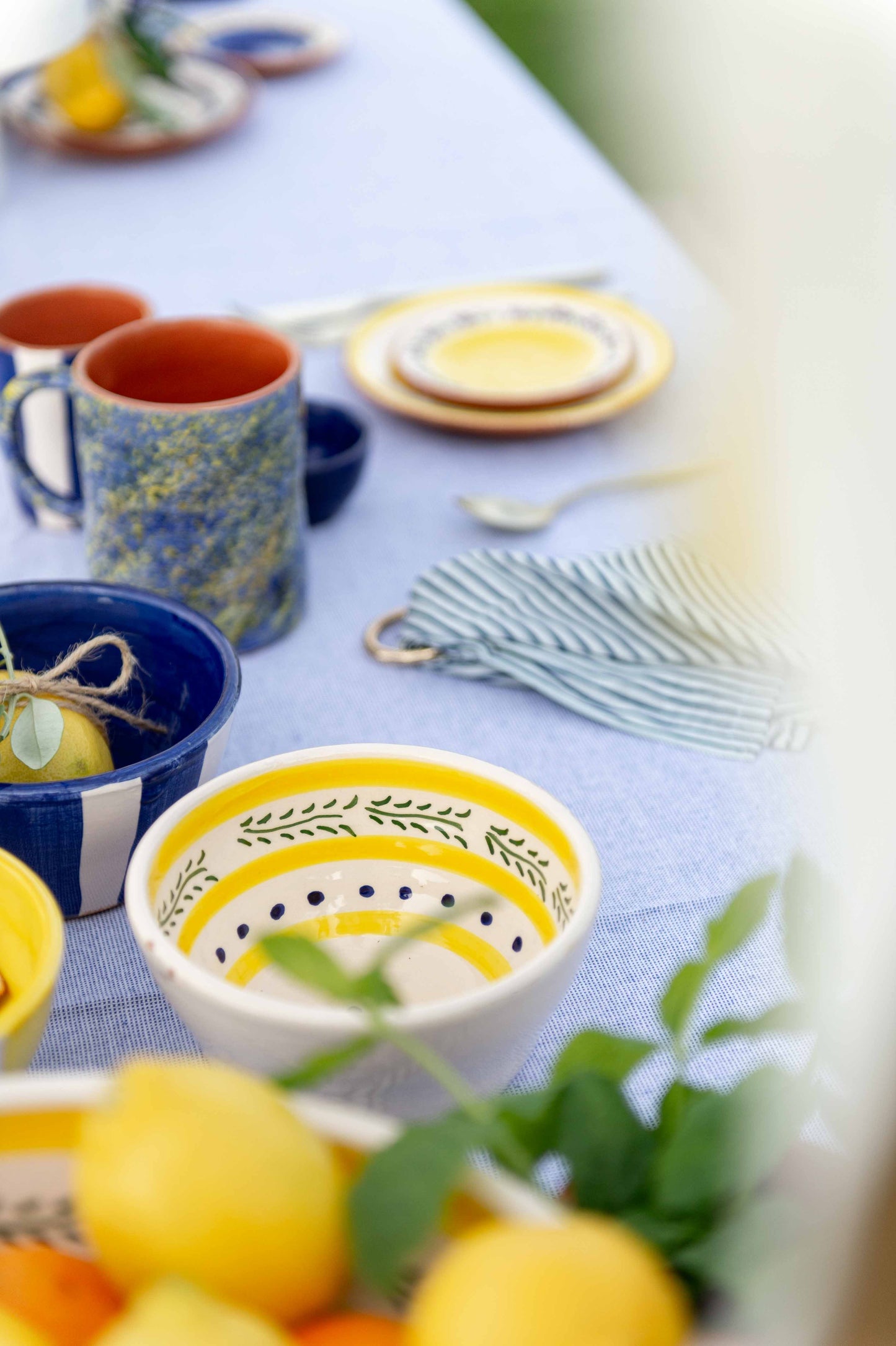 Sus.Studio gekleurd keramiek servies blauw geel wit streep spetter83