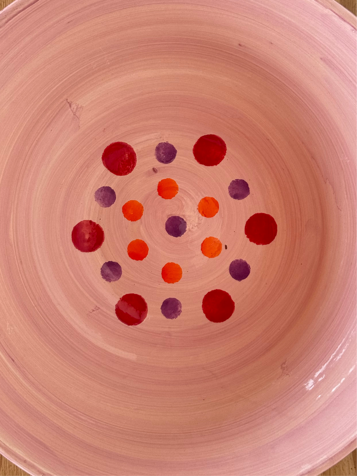 Sus.Studio handgemaakt servies uit Portugal saladeschaal met bloem en spetters roze rood 1