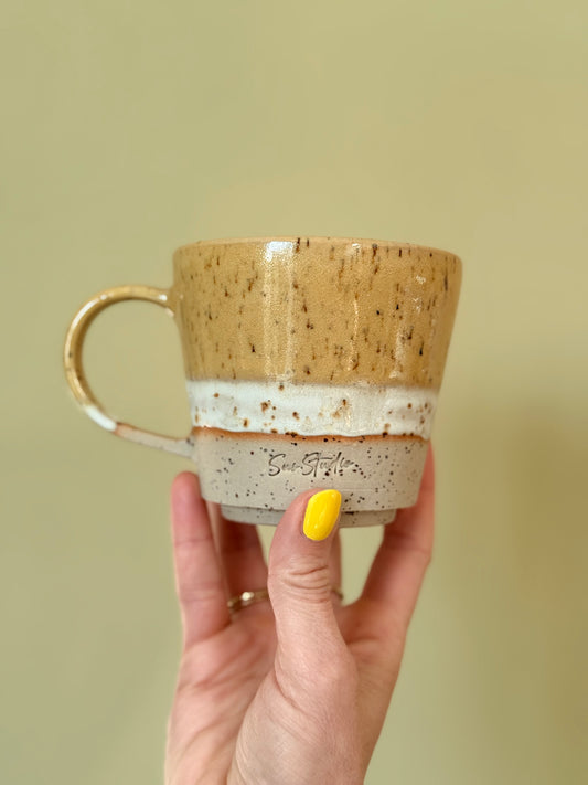 Sus.Studio koffiemok met oor KAMILLE geel 1