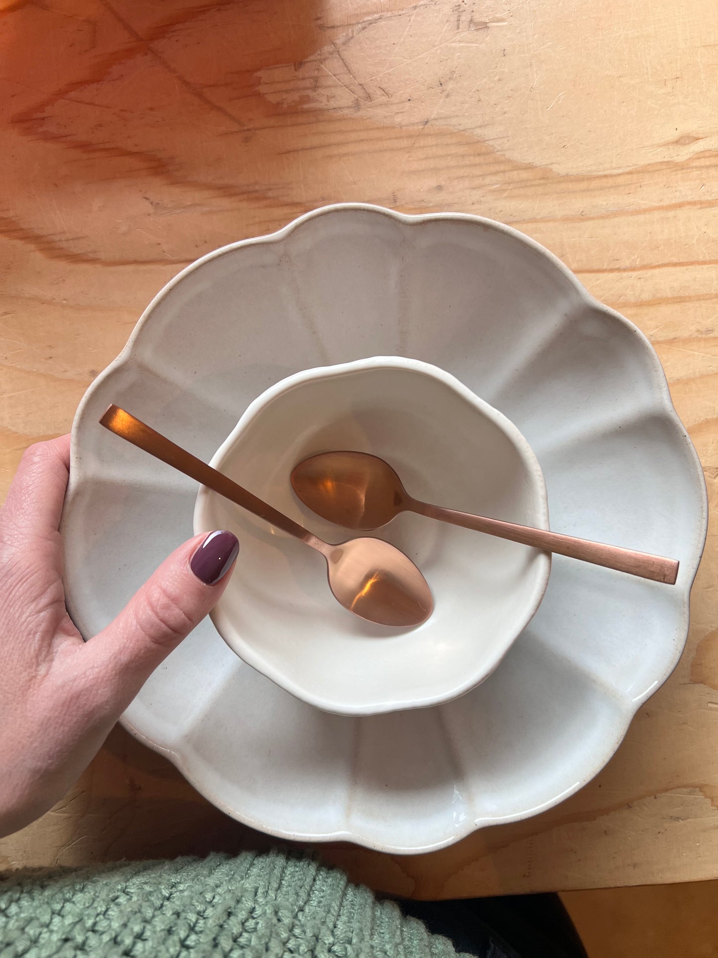 Sus.studio-handgemaaktkeramiek-allesvooroptafel-koperkleuriglepeltje1