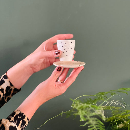 Susstudio-handgemaaktkeramiek-zwartwit-stippen-16