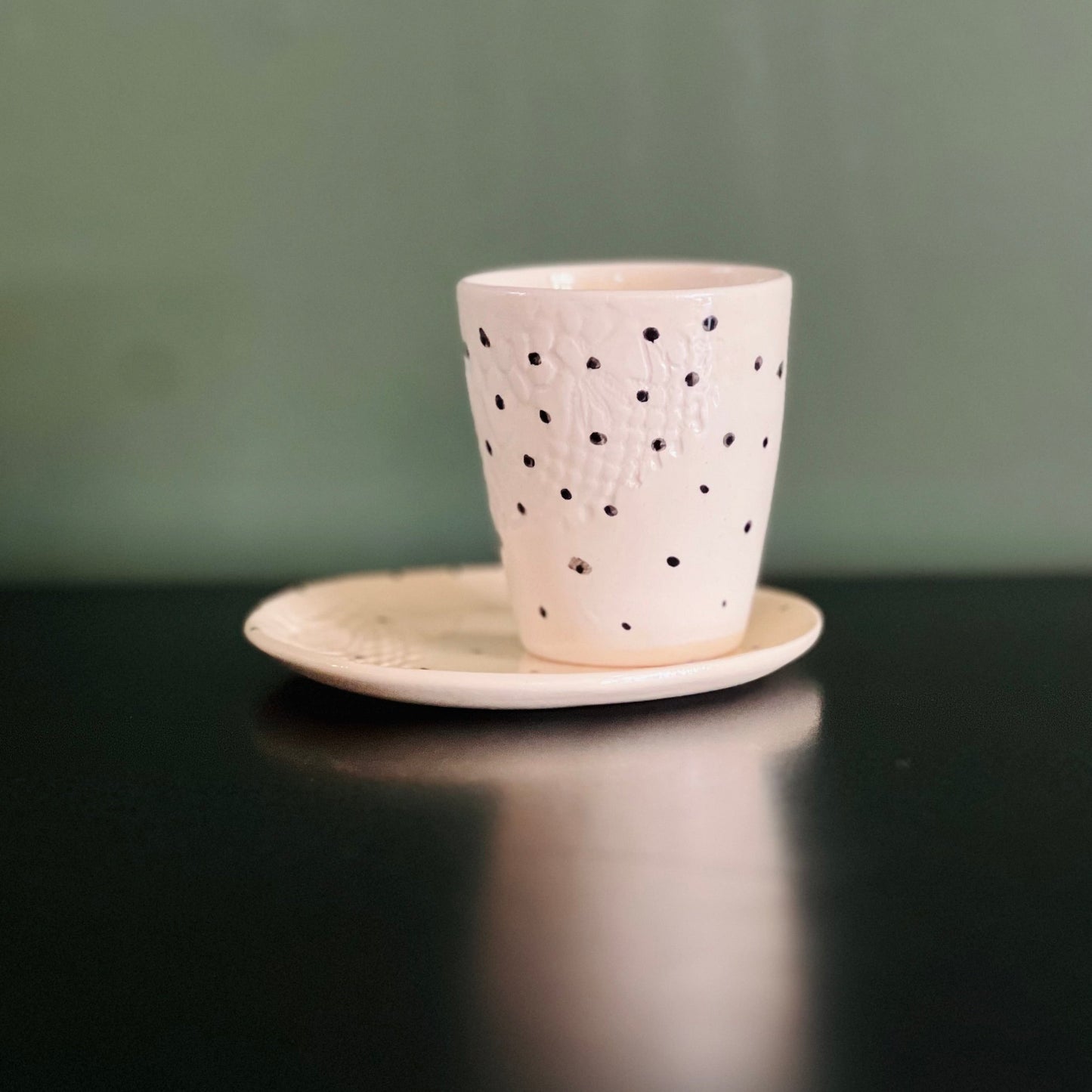 Susstudio-handgemaaktkeramiek-zwartwit-stippen-24