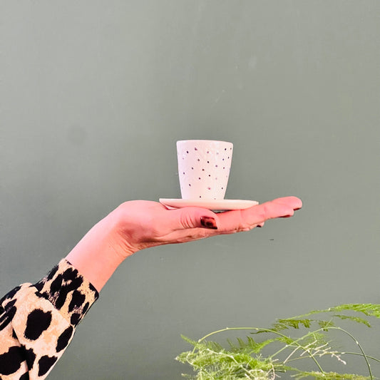 Susstudio-handgemaaktkeramiek-zwartwit-stippen-8