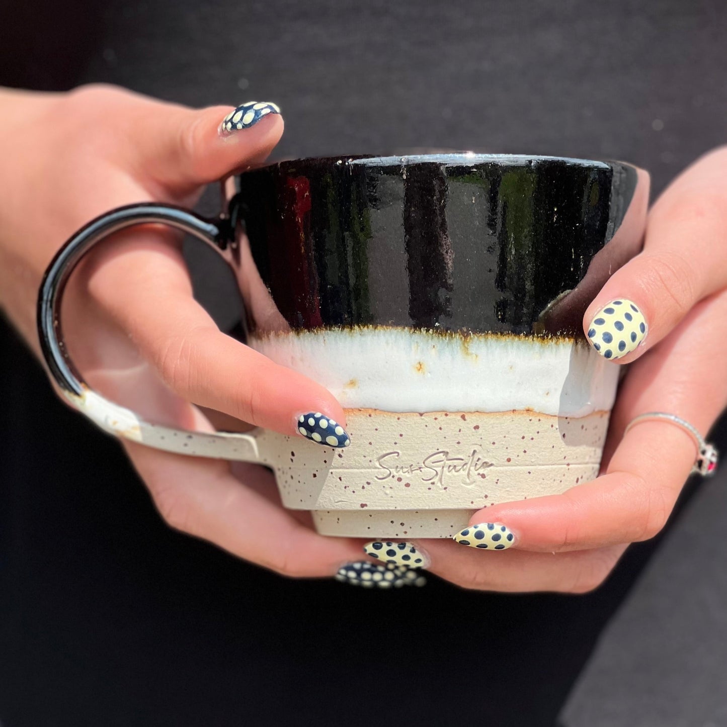 Susstudio koffiemok theemok met oor zwart wit keramiek 1
