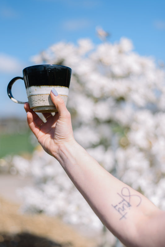 Susstudio koffiemok theemok met oor zwart wit keramiek 2