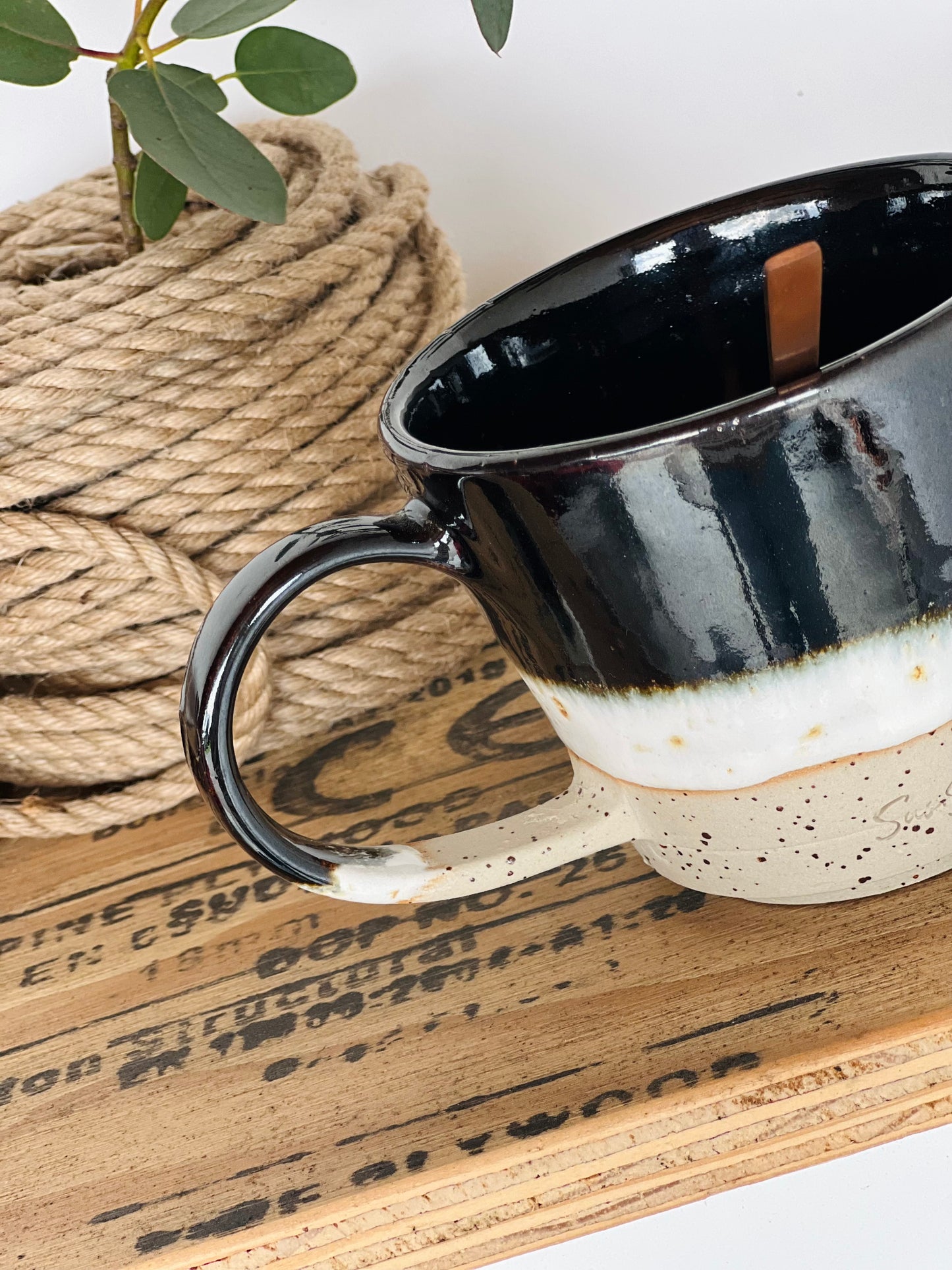 Susstudio koffiemok theemok met oor zwart wit keramiek 5