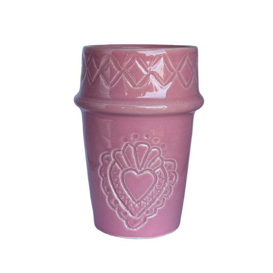 detailfoto roze marokkaanse latte mok met hart gravering