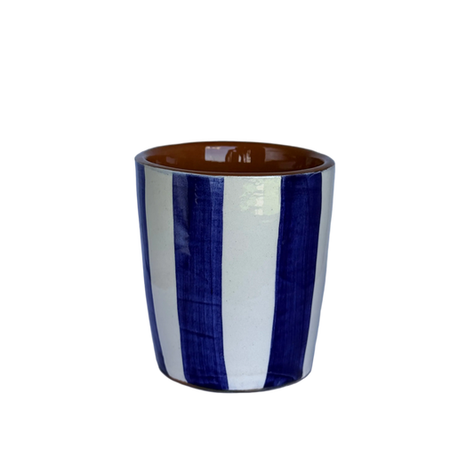 detailfoto voorkant koffiekopje van handgemaakt keramiek uit Portugal donkerblauw met witte strepen
