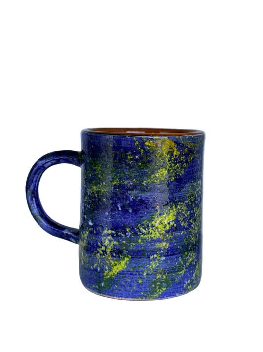 detailfoto voorkant mok met oor van handgemaakt keramiek uit Portugal donkerblauw met witte en gele spetters