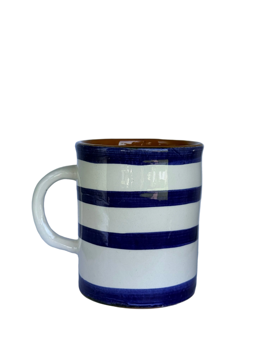 detailfoto voorkant mok met oor van handgemaakt keramiek uit Portugal donkerblauw met witte strepen