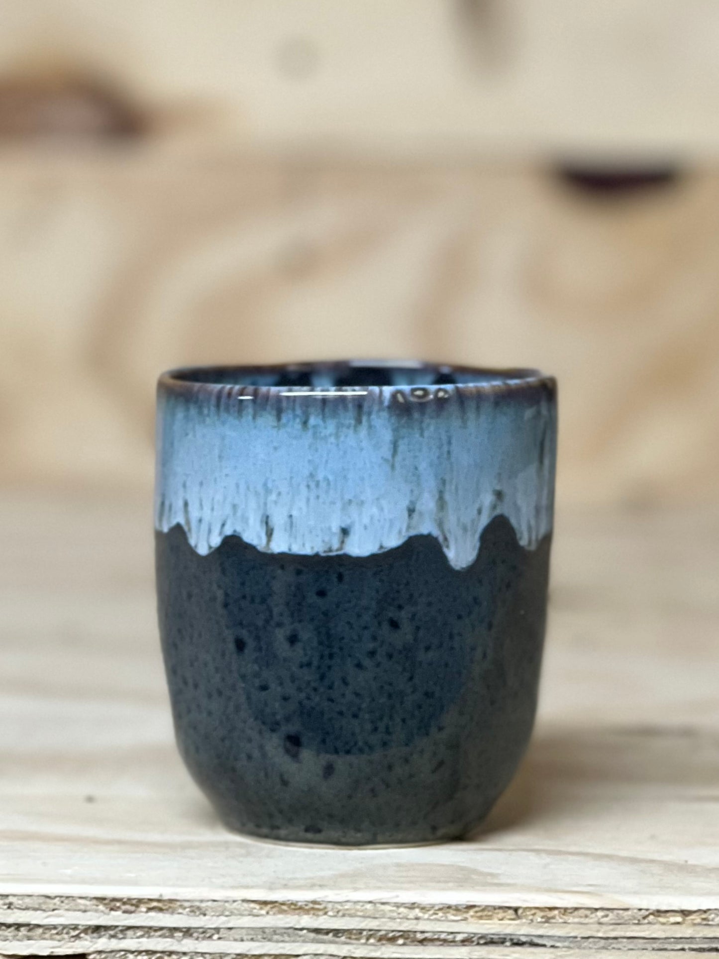 sus.studio-handbeschilderdkeramiek-koffiekopje-mysticblue-1