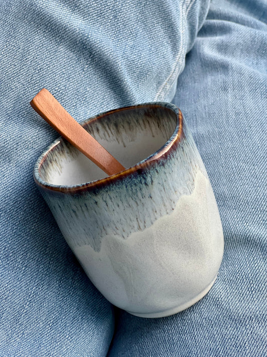 sus.studio-handbeschilderdkeramiek-koffiekopje-snowwhite-1