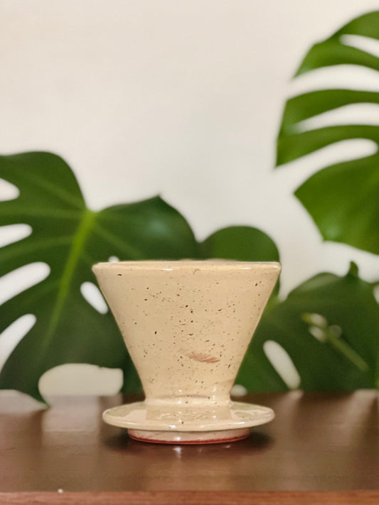 sus.studio-handgemaaktkeramiek-koffiefilter-creme-hartjes-2