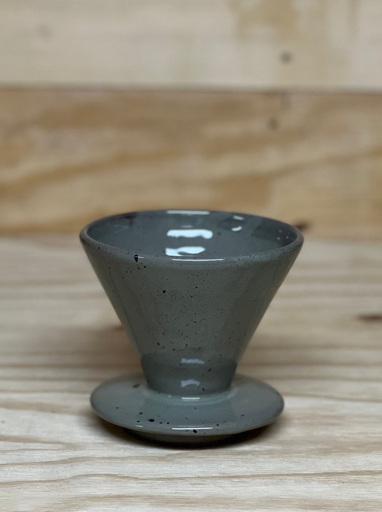 sus.studio-handgemaaktkeramiek-koffiefilter-grijs-groen-blauw-spetters-4