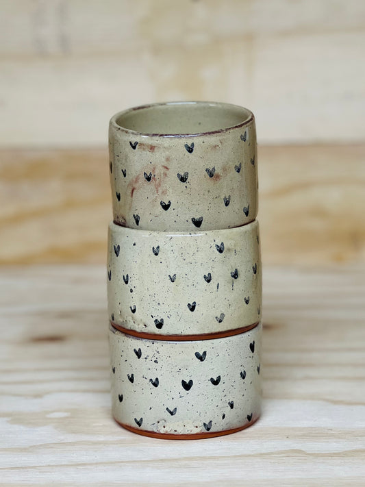 sus.studio-handgemaaktkeramiek-koffiemok-creme-hartjes-2