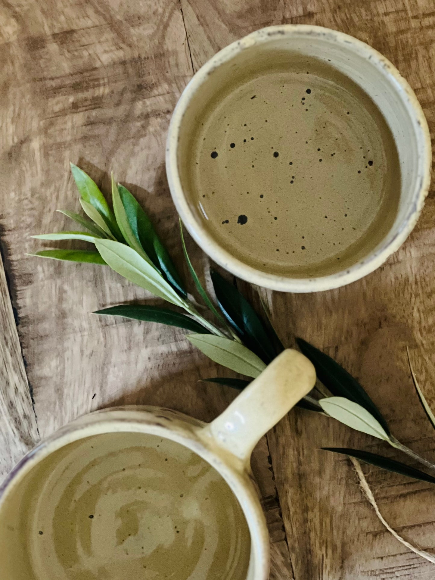 sus.studio-handgemaaktkeramiek-koffiemok-creme-hartjes-4