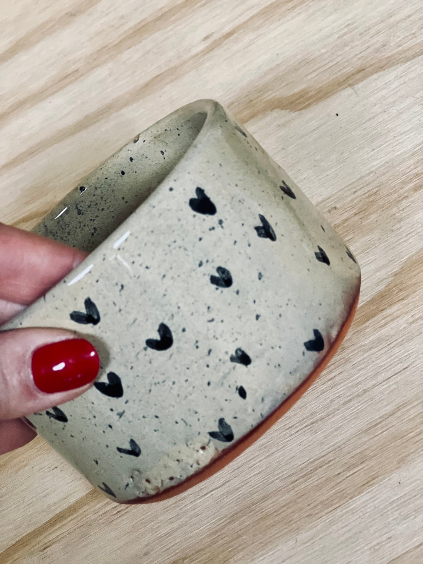 sus.studio-handgemaaktkeramiek-koffiemok-creme-hartjes-5