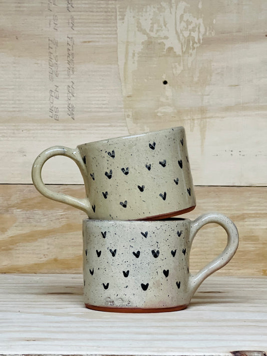 sus.studio-handgemaaktkeramiek-koffiemok-creme-hartjes-8