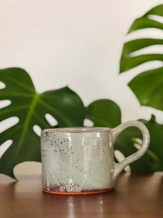 sus.studio-handgemaaktkeramiek-koffiemok-met oor-grijs-groen-blauw-spetters-2