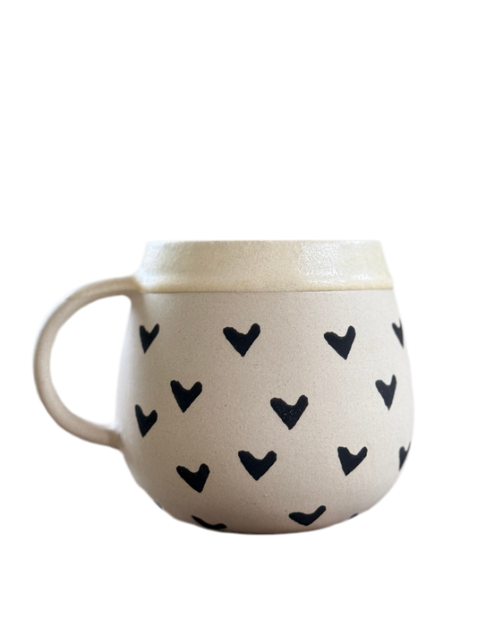 sus.studio mok met zwarte hartjes 1