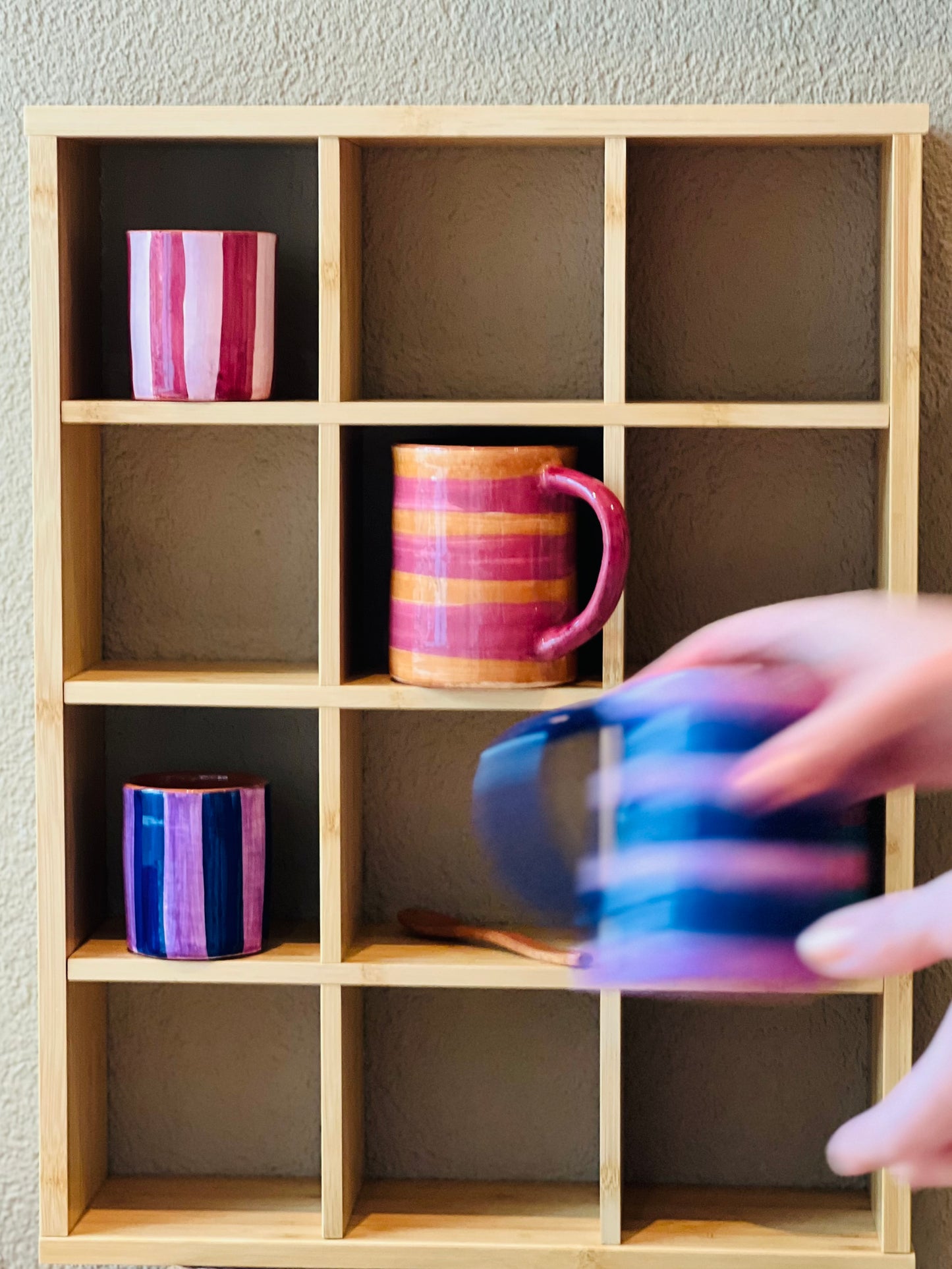 susstudio-handgemaakt-handgeverfd-keramiek-koffiemok-streep-paars-blauw-3