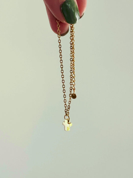 susstudio-handgemaaktesieraden-armband-kruisje-goud-2