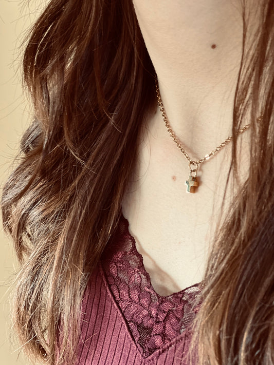 susstudio-handgemaaktesieraden-ketting-kruisje-goud-1