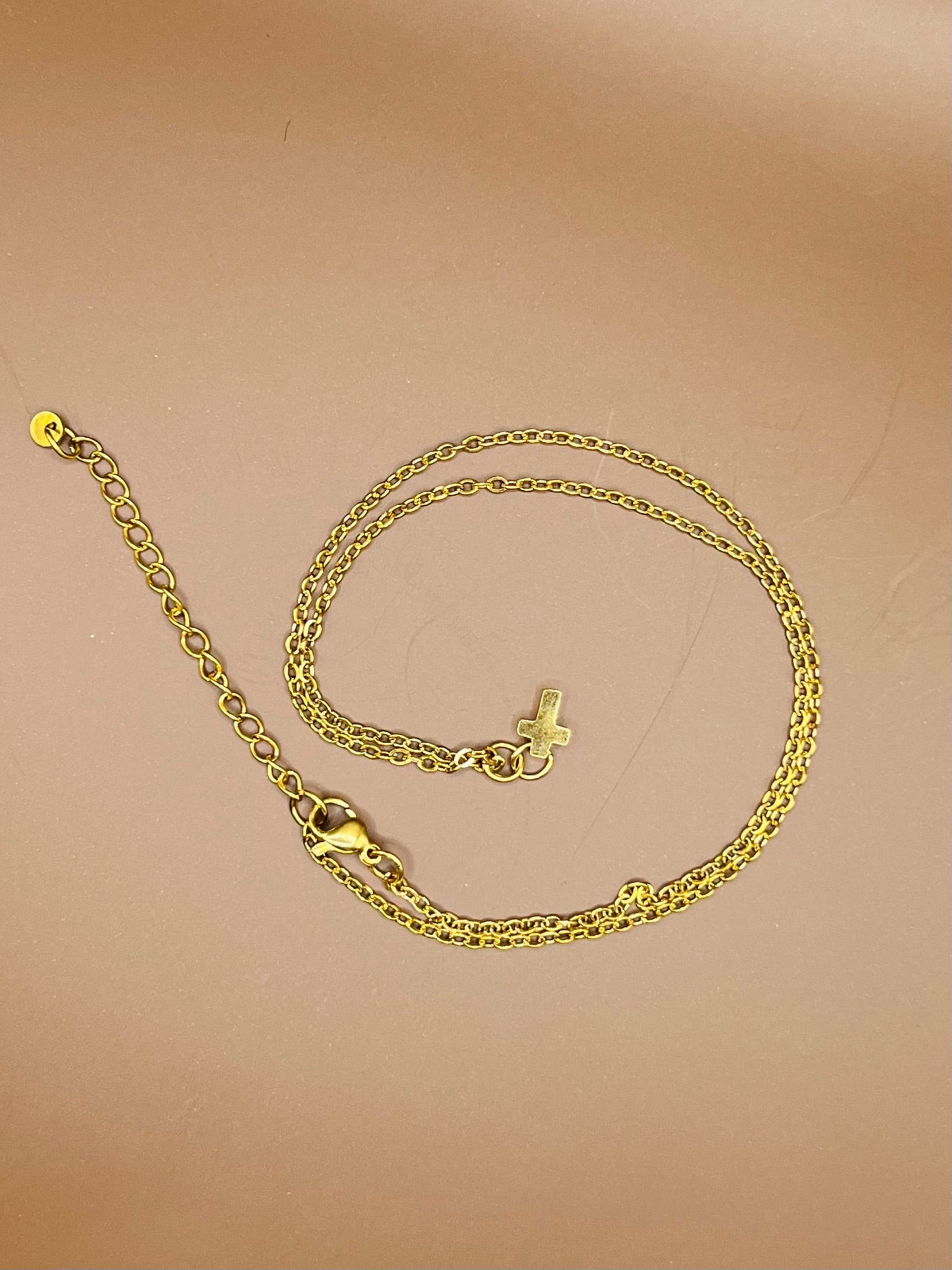 susstudio-handgemaaktesieraden-ketting-kruisje-goud-4