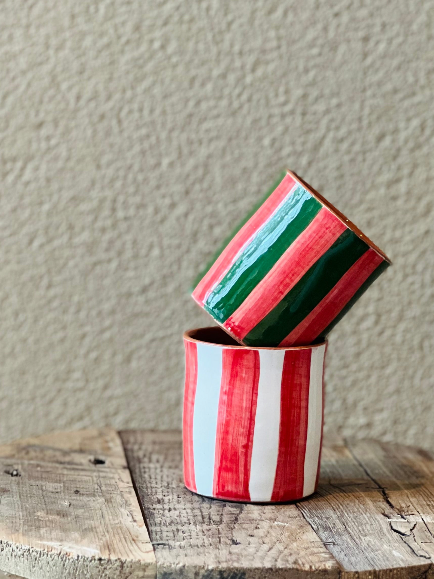 susstudio-handgemaaktkeramiek-koffiekopje-stripe-groen-rood-1