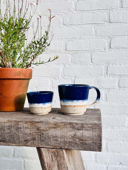 susstudio-handgemaaktkeramiek-koffiekopje-zonderoor-150ml-deepsea-blauw-9