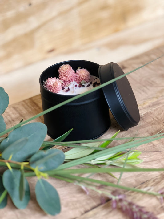 Sus.Studio-geurkaars-metbloemen-2