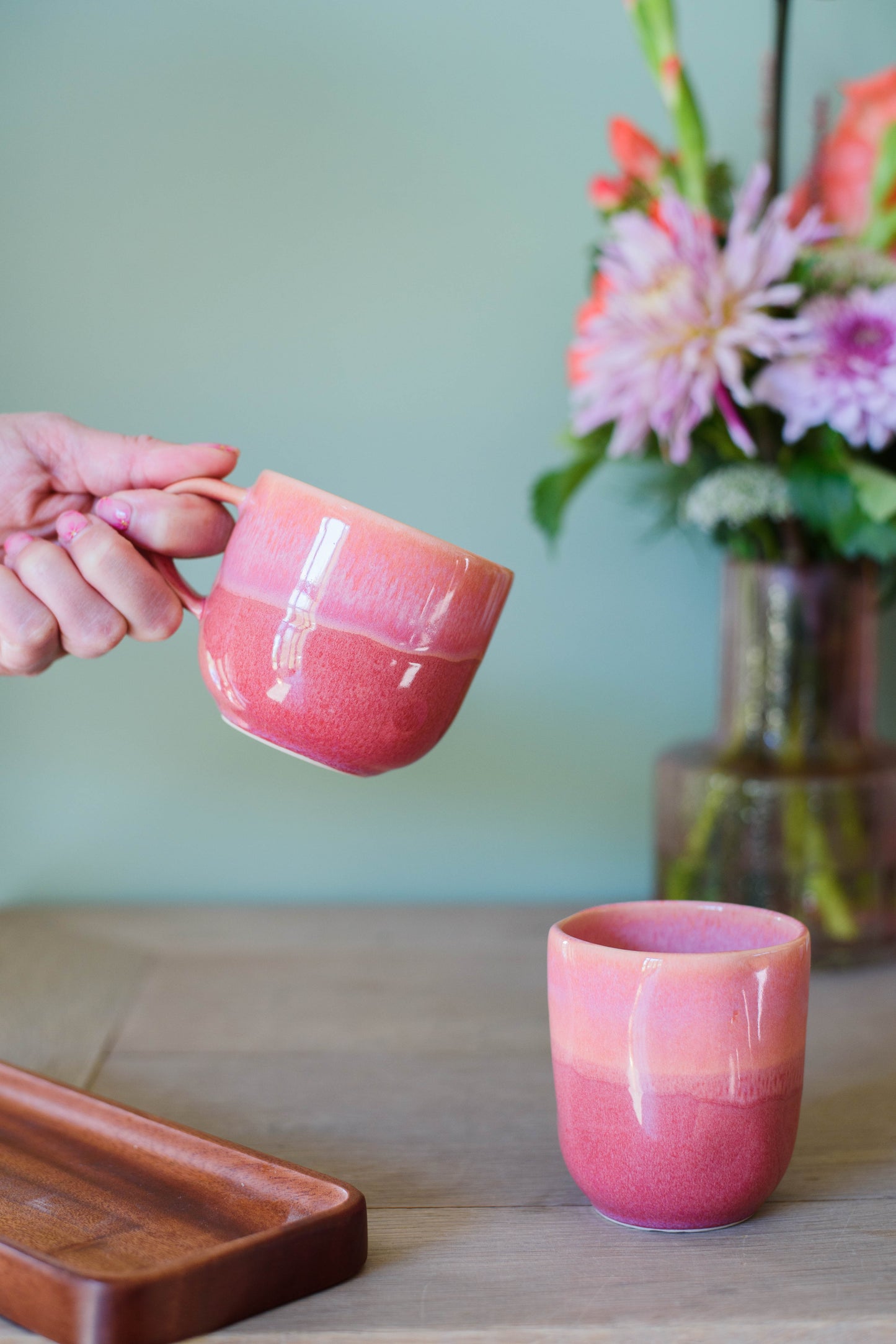 sfeerfoto met 2 handgemaakte keramieken mokken in de kleur roze