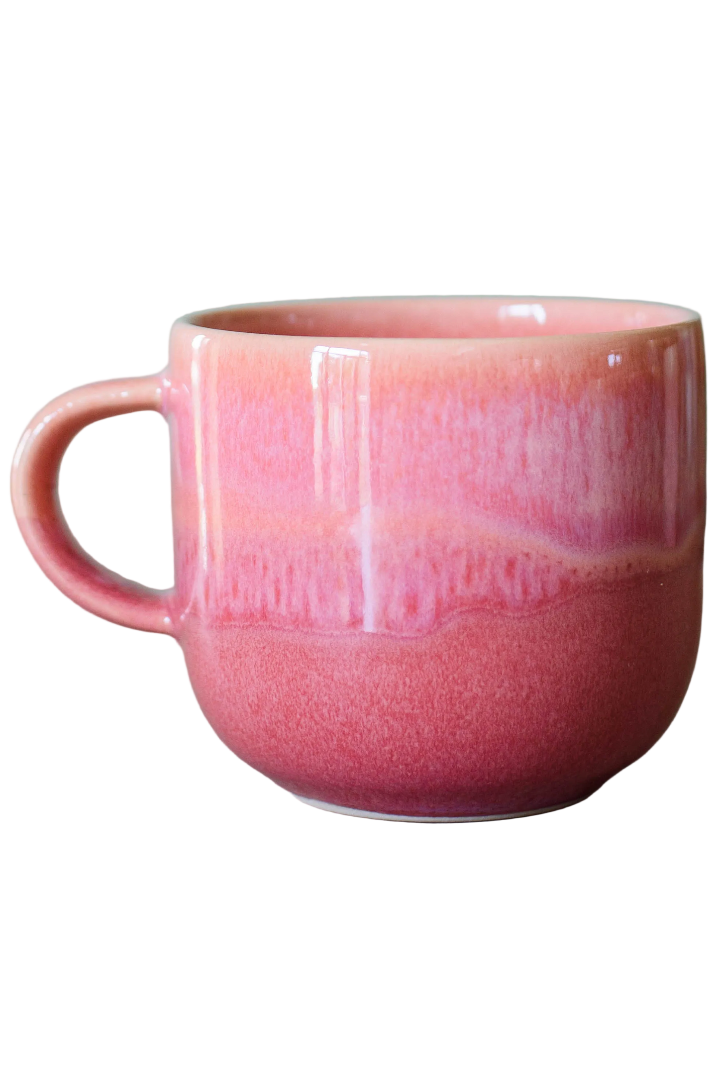 detailfoto glazuur roze handbeschilderde mok met oor van keramiek uit Portugal