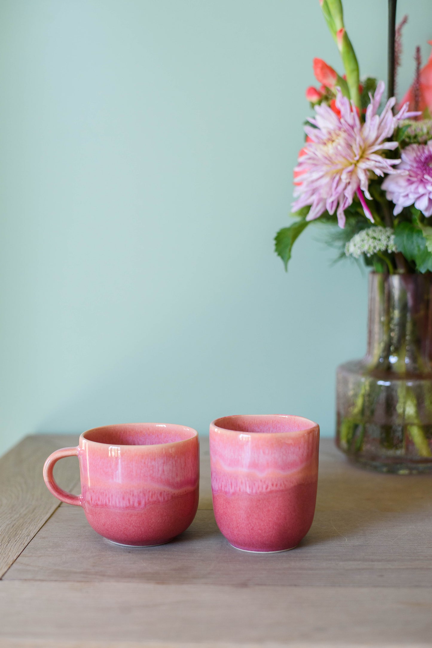 twee koffiekopjes, met en zonder oor, in de kleur roze met kleurverloop van handgemaakt keramiek