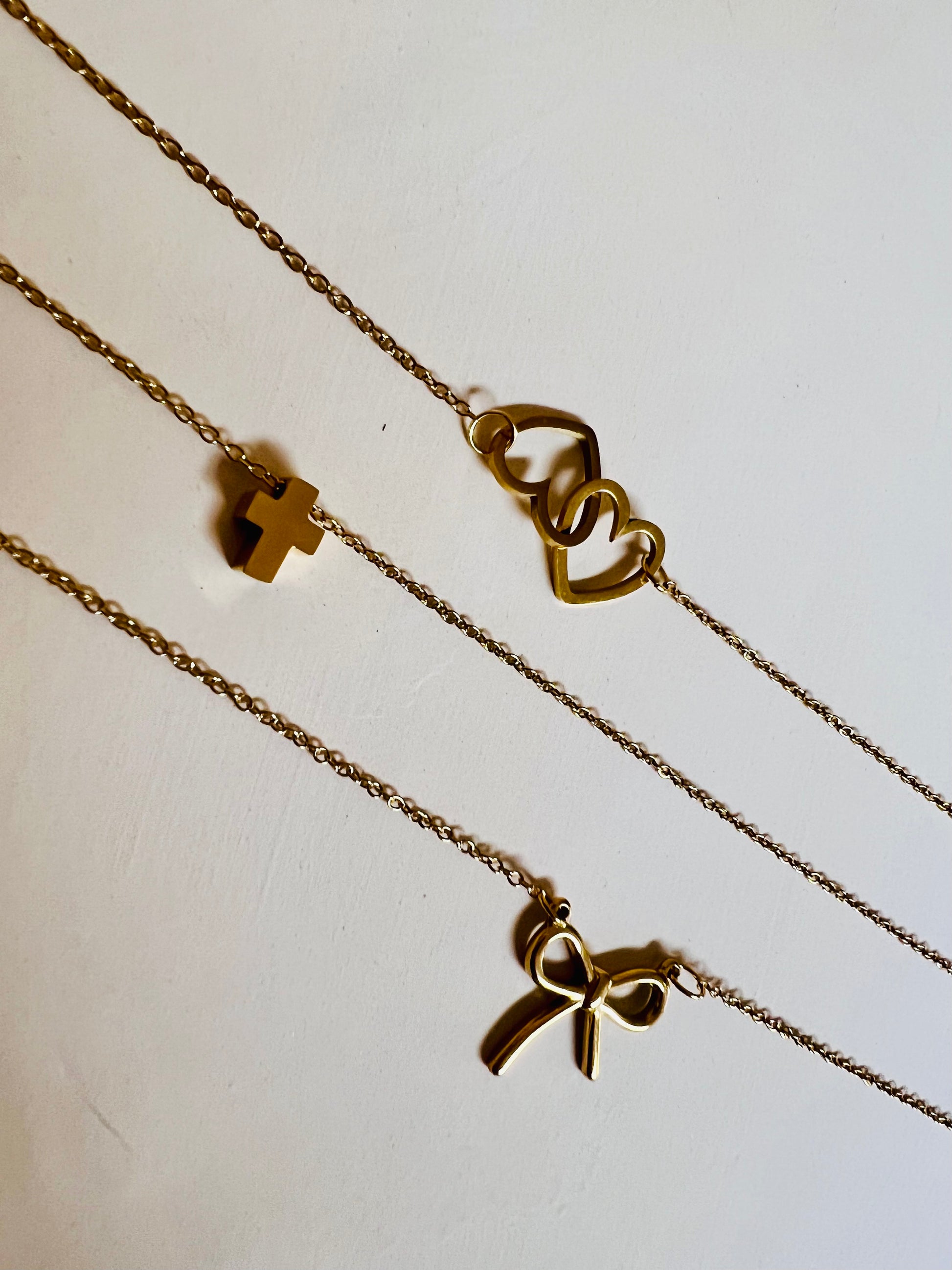 Sus.Studio-handgemaaktesieraden-stainlesssteel-goud-strik-4