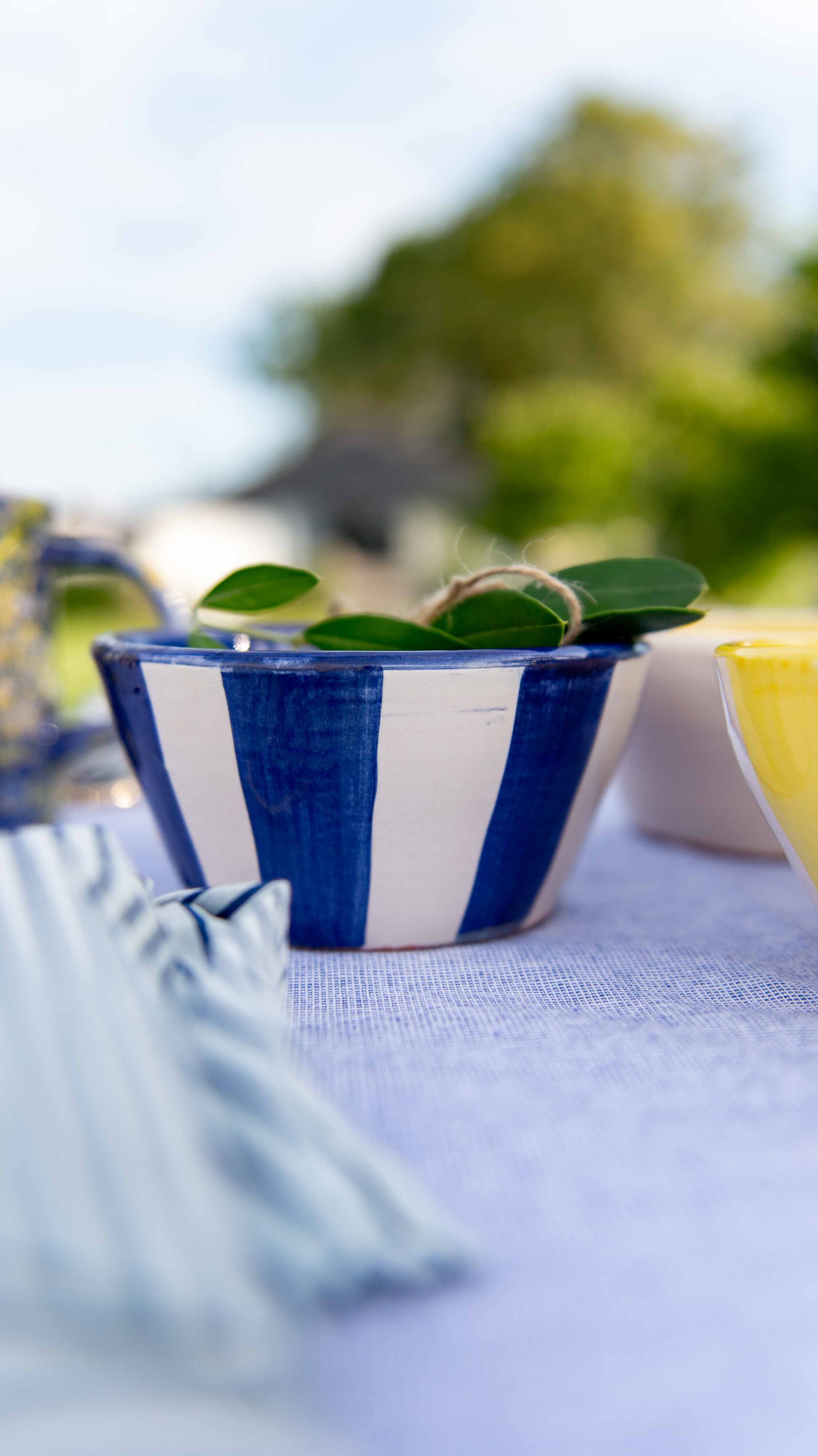 Sus.Studio gekleurd keramiek servies blauw geel wit streep spetter100