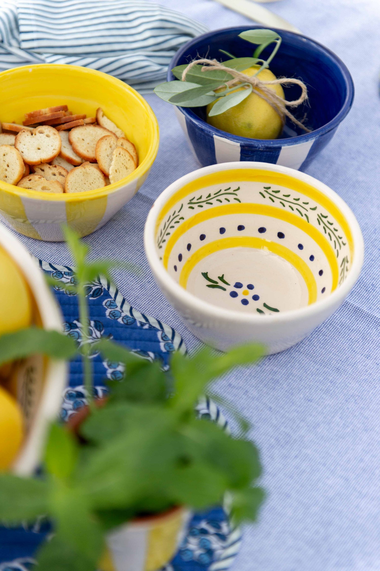 Sus.Studio_gekleurd_keramiek_servies_blauw_geel_wit_streep_spetter149