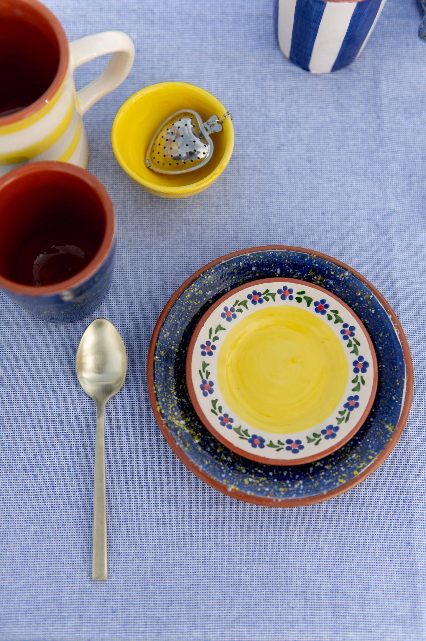 Sus.Studio_gekleurd_keramiek_servies_blauw_geel_wit_streep_spetter150