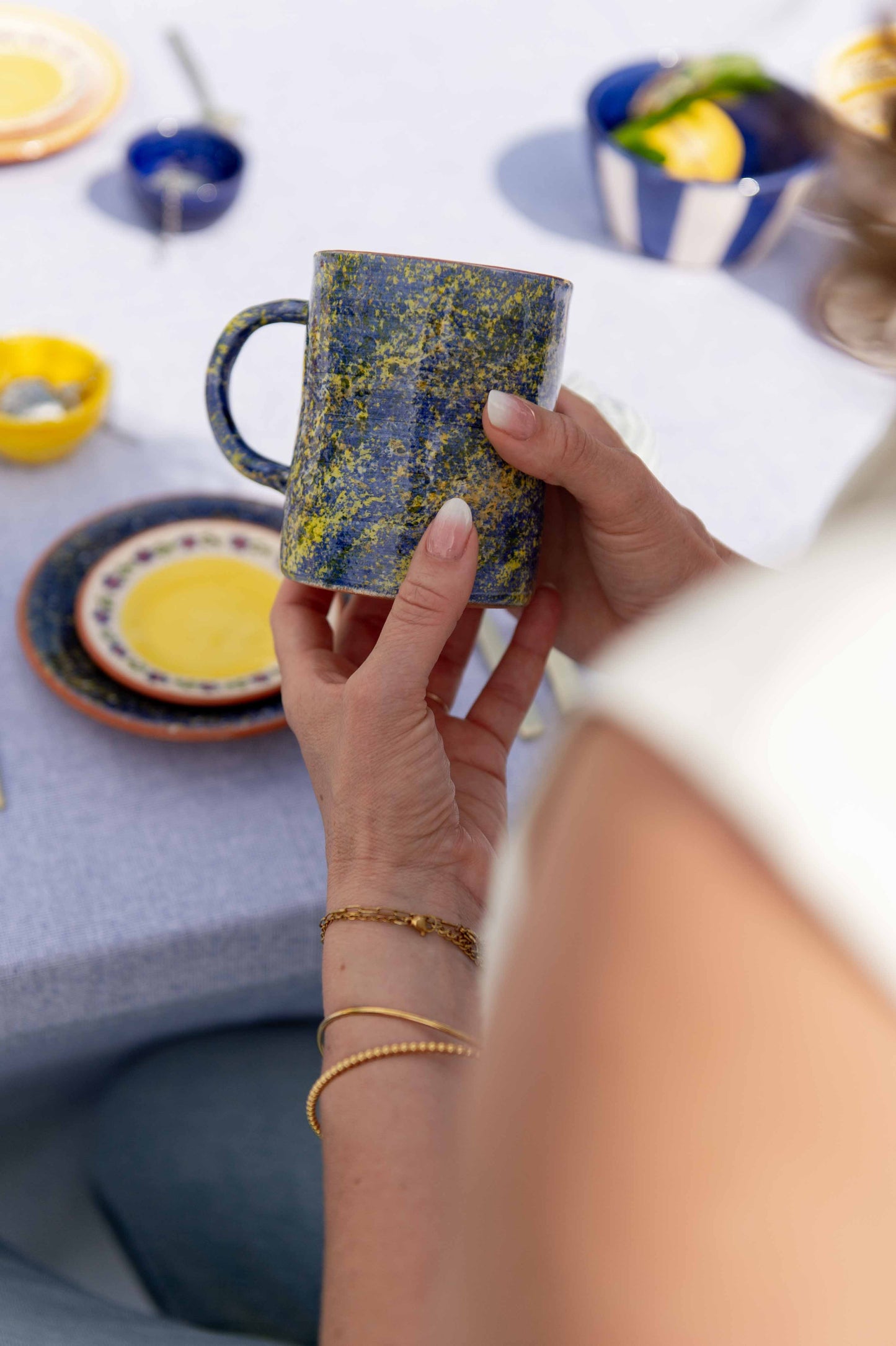Sus.Studio gekleurd keramiek servies blauw geel wit streep spetter16