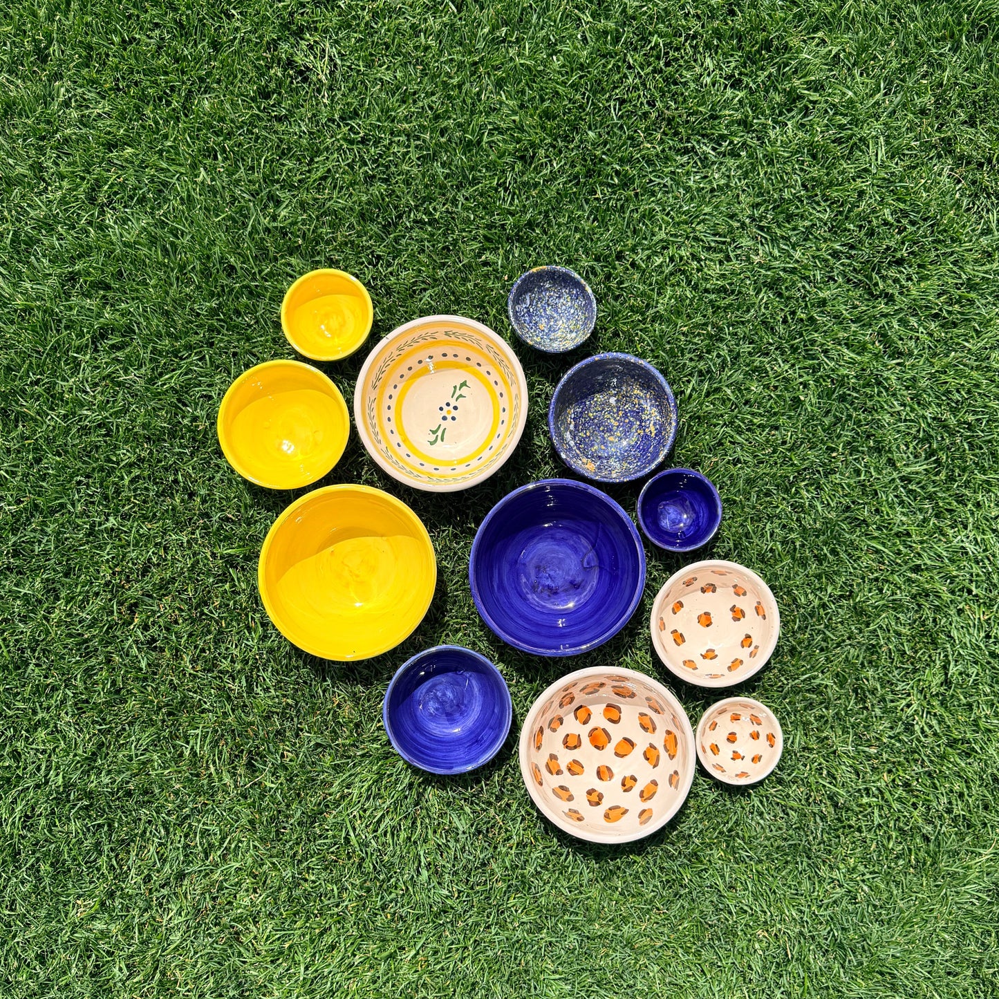 Sus.Studio_gekleurd_keramiek_servies_blauw_geel_wit_streep_spetter200