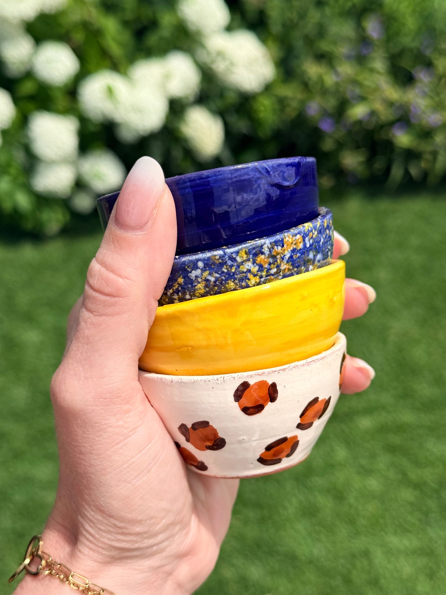 Sus.Studio_gekleurd_keramiek_servies_blauw_geel_wit_streep_spetter203