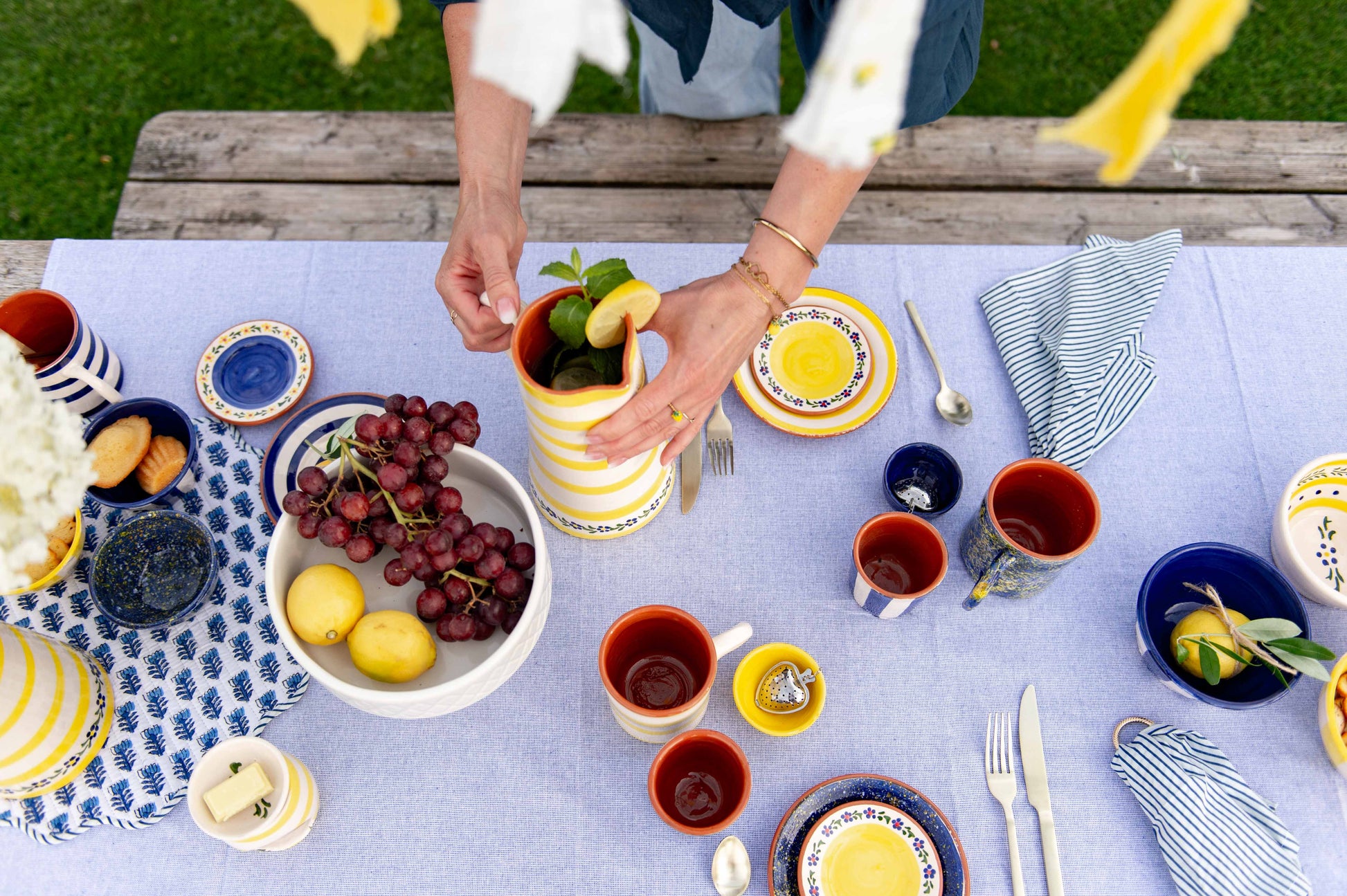 Sus.Studio gekleurd keramiek servies blauw geel wit streep spetter24