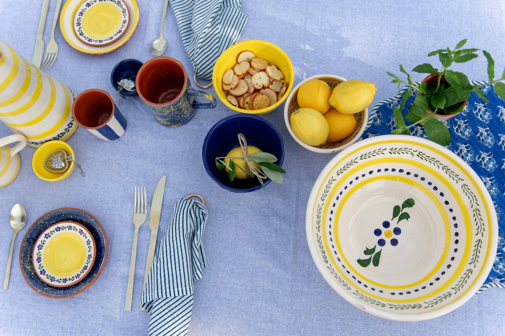 Sus.Studio gekleurd keramiek servies blauw geel wit streep spetter25