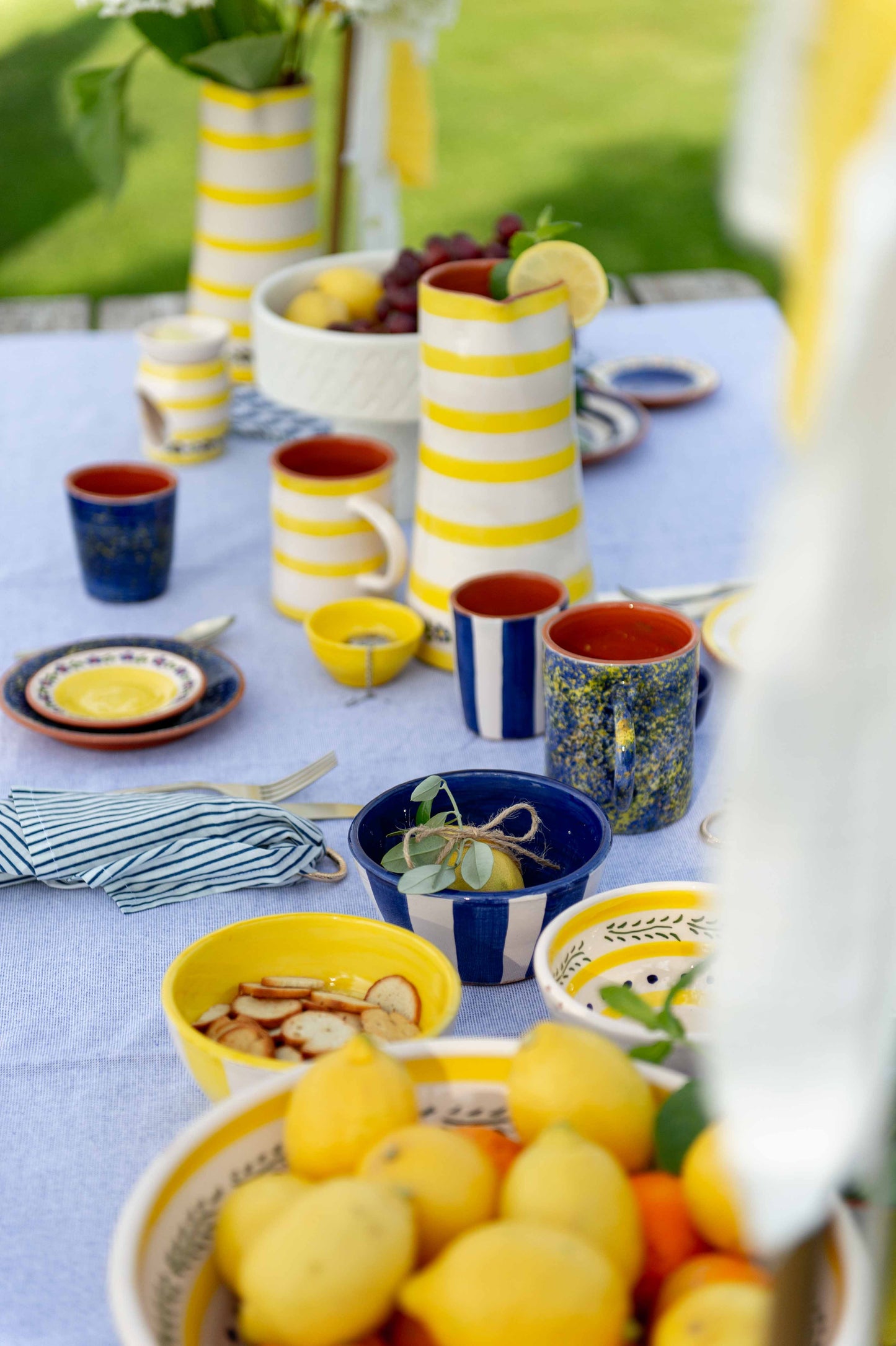 Sus.Studio gekleurd keramiek servies blauw geel wit streep spetter30