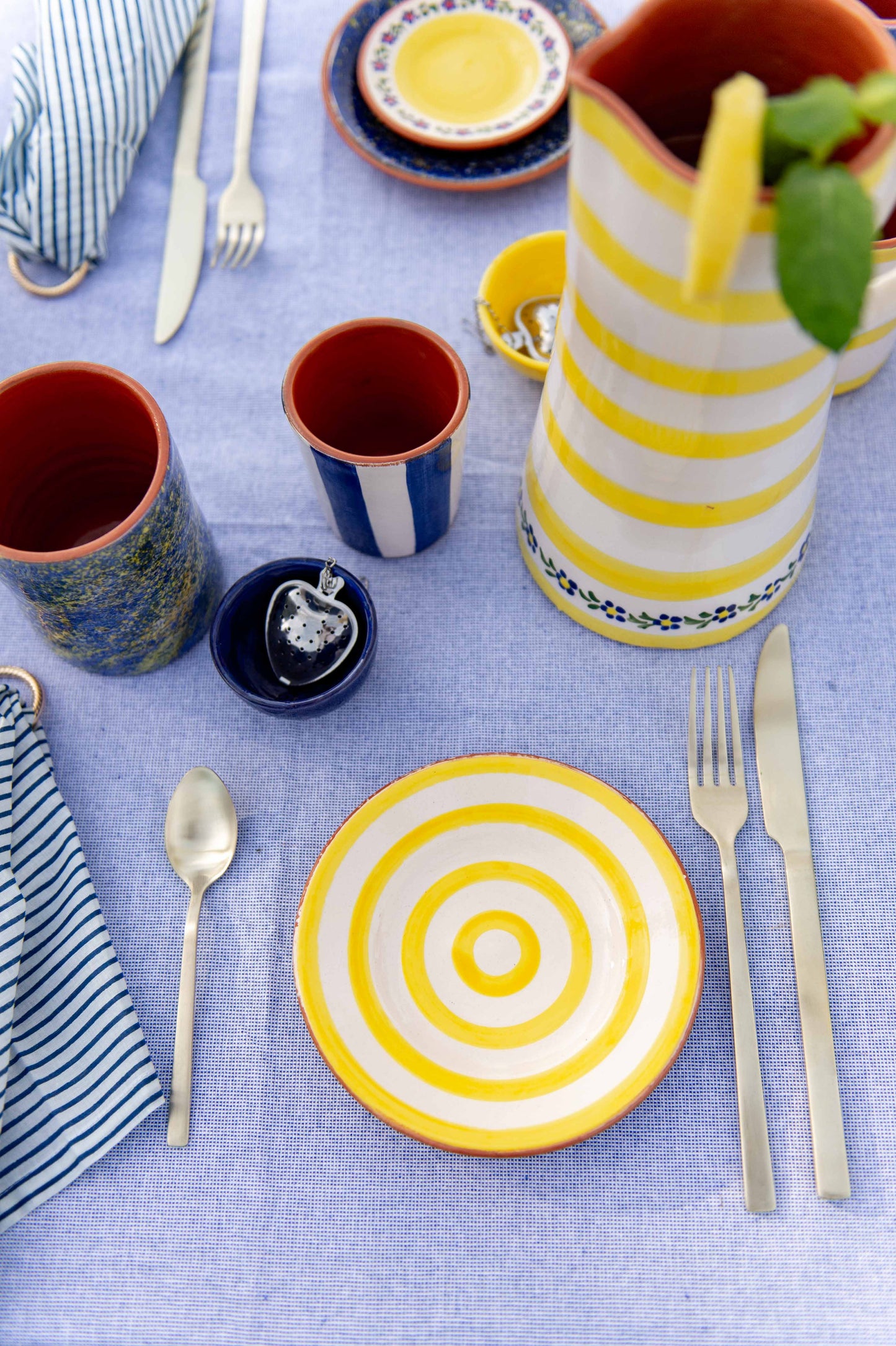 Sus.Studio gekleurd keramiek servies blauw geel wit streep spetter31