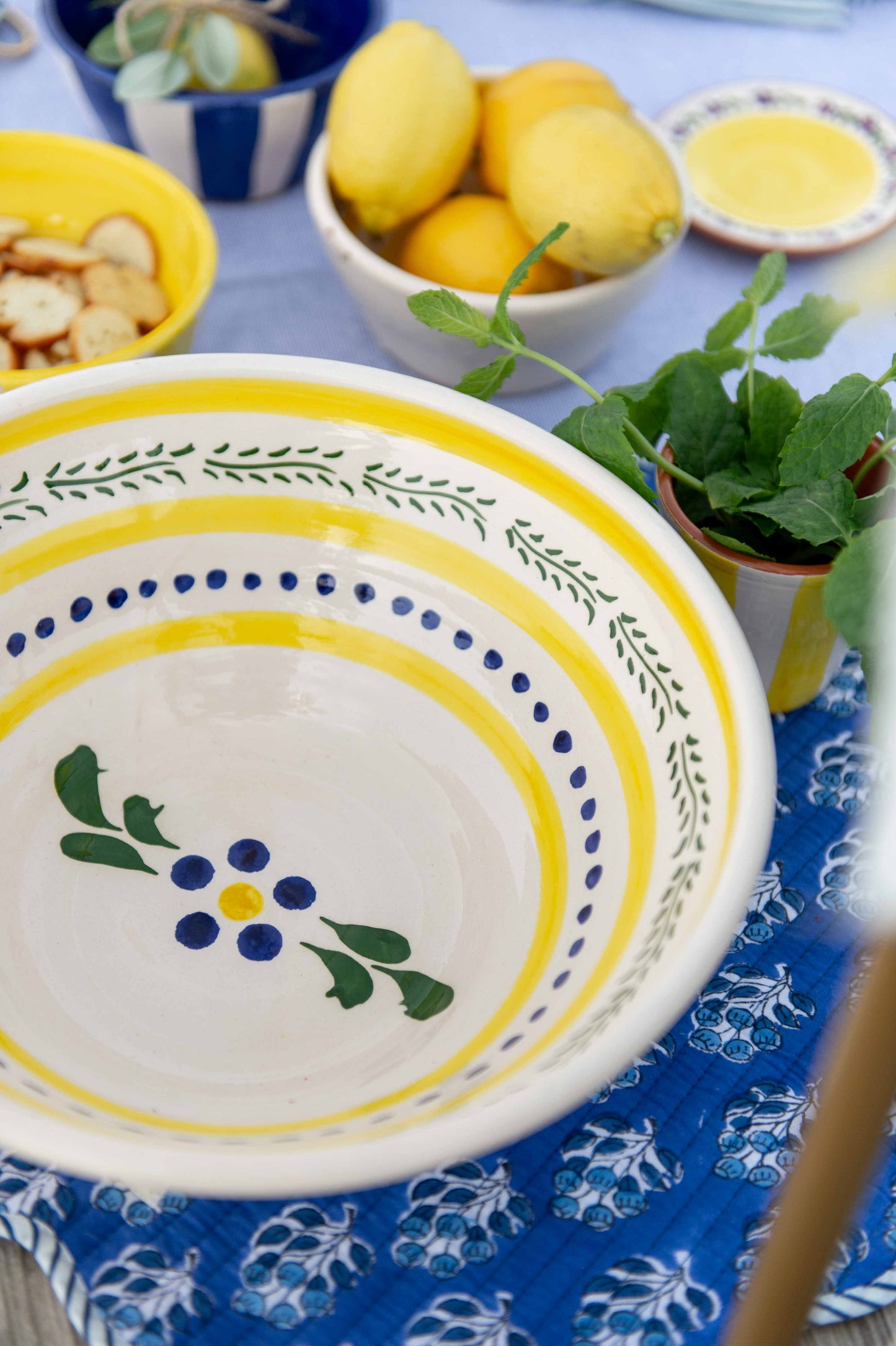 Sus.Studio gekleurd keramiek servies blauw geel wit streep spetter34