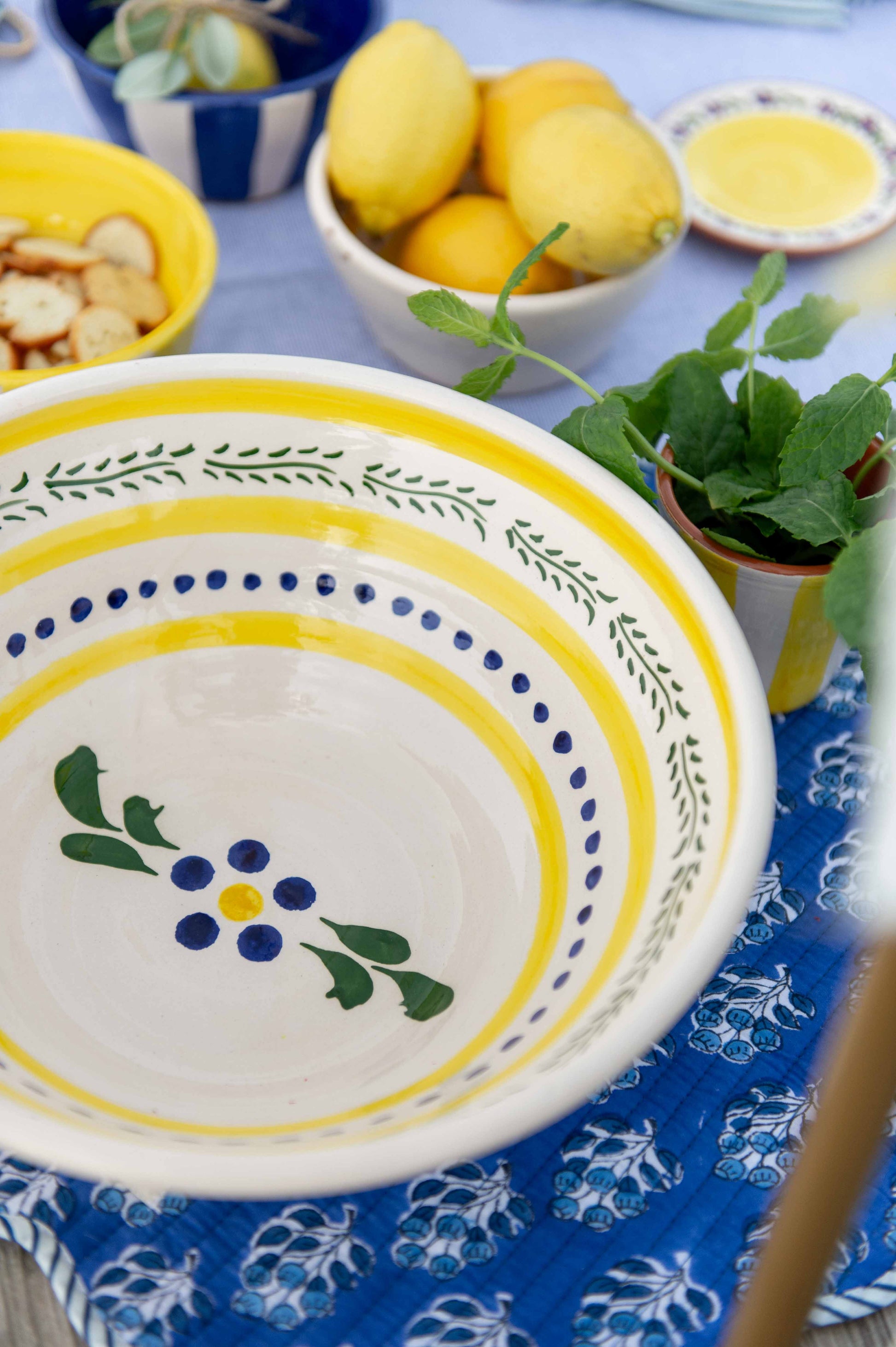 Sus.Studio gekleurd keramiek servies blauw geel wit streep spetter34